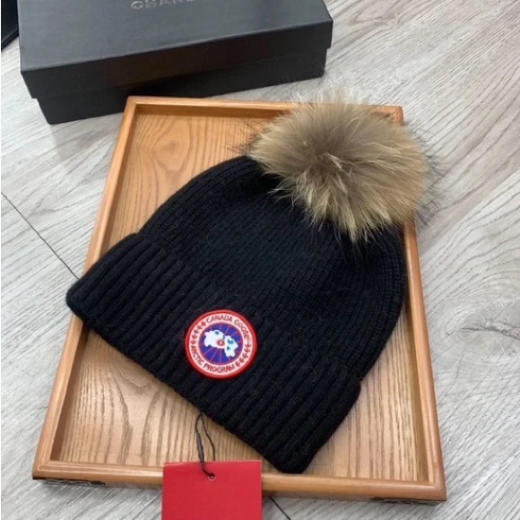 New Canada Goose Black Beanie with Tan Pom - Picture 1 of 4